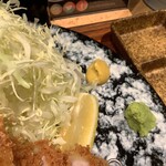 とんかつ けい太 - 薬味とキャベツ