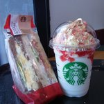 スターバックス・コーヒー - ストロベリーチーズケーキ フラペチーノ(590円)・グレインブレット BLT&エッグ(420円)
            