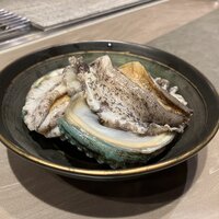 八重洲 steak & seafood 鉄板焼き 一心 - 動いている鮑