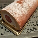 シャトレーゼ - 料理写真:旬のあまおうのロールケーキ