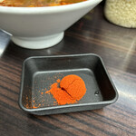 元祖カレータンタン麺 征虎 - 別皿で提供された唐辛子
