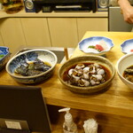 千代娘 - カウンターに並ぶおばんざいの一部