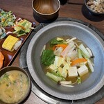 琉球BBQ Blue - 和食の朝ご飯で、鍋は初めてでした