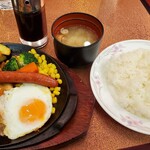 Kafe and oresutoran danwashitsu nitokyo - ポークジンジャー＆粗挽きソーセージ＆目玉焼き