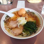 中華そば 佐藤 - 中華そば。味玉、ほうれん草を追加