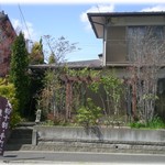 裁ちそば百全 - 玄関へは左側の通路を進む