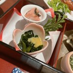 小樽 - ワカメの酢味噌和えと蓮根の紫蘇漬け