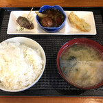 Ichiba Chokusou Meshidokoro Ichi - 定食のご飯と味噌汁と小鉢