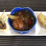 Ichiba Chokusou Meshidokoro Ichi - 生カキフライ定食の小鉢（野菜の牛肉巻き、肉だんごの甘酢あんかけ、玉子焼きの天ぷら）