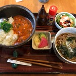 Korassai - 鶏のトマトバジル煮丼と温かい蕎麦（780円）