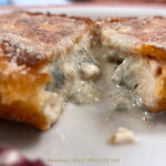 ガストロノミア ヨシ - 鶏むね肉粉焼きからはとろーりとゴルゴンゾーラ・チーズが！