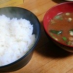 秀らく - ご飯と味噌汁（赤出汁）　ご飯が美味しかった