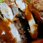 秀らく - とんかつのアップ　ちょっと固い　ソースはスパイシーで美味しい