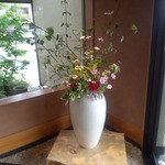 Sushi Kuine - 生の花が活けて有ります