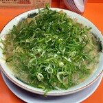 山さんラーメン - ラーメン800円ネギ多め。