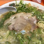 山さんラーメン - チャーシューはロースの薄切りで3枚ほど。