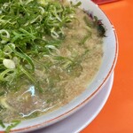 山さんラーメン - 背脂がたっぷり浮いたスープ。