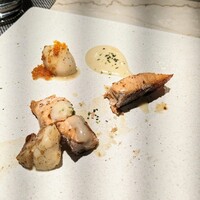 鉄板焼 ステーキ 北野坂 - 鮭とホタテ。手前のものを子ども用に取り分けてくれてます。