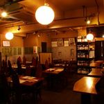 横濱人 - 開放感溢れる落ち着いた雰囲気の店内は、趣のある木づくりで作られています。