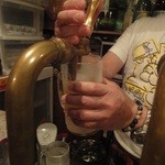 次に生ホッピーを注ぎます