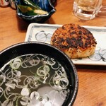 Ganso Yakitori Kushi Hacchin - 焼きおにぎり半分食べてから、鶏スープにどぼん。この組み合わせが素晴らしい@160ウェン