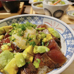 Tosawarayakiryuujimmaru - わら焼き鰹とアボカドの和風ポキ丼