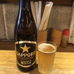 大衆酒場かね子 - 瓶ビール(530円)。安定のサッポロ。