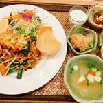 ディーディー タイキッチン - ランチ　パッタイのセット