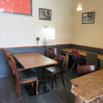 S - テーブル席に案内されました