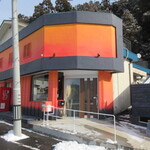 S - 駐車場はお店の前の道路を挟んで向かい側