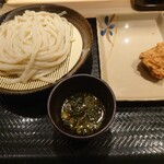 はなまるうどん - ざるうどん（中、470円）と鶏の唐揚げ（130円）