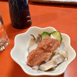 はつ花 - この日のお通しはタコ頭の明太子がけ。