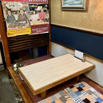 はつ花 - テーブル席。