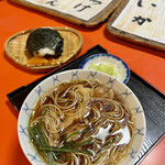 はつ花 - とりめん¥400とおにぎり¥200。