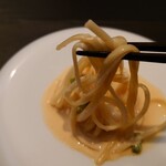 ベルエキップ - チュルチュルっとパスタを頂いて
      下のオマール海老を口の中に、、、