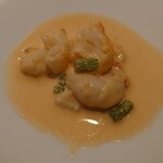 ベルエキップ - プリッと食感とオマールの風味、旨味❕
      この円やかなソースとも良い感じな味わい❕
      
      この野菜、何だか判らないけれど、
      シャリッとしてて円やかなソースの味わいも締まる。