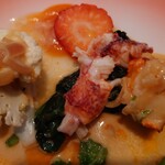 ベルエキップ - 
      オマールブルトンの身のプリッと感と
      味わいがジュワーと口の中に広がる❕
      バンブランソースがまたオマールブルトンと合って
      円やかさもある所にいちごの酸味で味わいが締まる❕
      こりゃ旨いわなあ❕