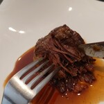 ベルエキップ - 深みある美味しさだよねえ❕
      時間経過でこのソースも固まっちゃう。
      
      調味料無しでここまで旨味と味わいがあるのは凄い
      
      お肉もナイフで切らなくても触ると解れてく柔らかさ