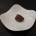 ベルエキップ - ○究極のビーフシチュー
      10キロの牛肉から1リットルしか取れない出汁となります
      シッカリと滋養を取り出してありますので
      スプーンで先ずは頂いてください
      との説明
      
      ソースがメインの料理となる