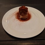 ベルエキップ - ○栗きんとんのティラミス
      上の栗のアイスクリームと下のメレンゲを固めた品
      メレンゲの軽い食感と栗のアイスクリームが合ってて
      美味しい。
      