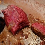 ベルエキップ - 鳩の赤身の部分
      赤くてもチャンと火入れはされている