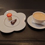 ベルエキップ - コーヒーと小菓子
      
      ○コーヒー
      全自動のコーヒーメーカーで抽出されてるみたいだけど
      美味しい味わいだねえ❕
      酸味と苦味のバランスは良い感じ。
