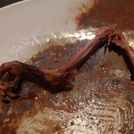 ベルエキップ - 足は手で掴んでかぶりついた。
      皮の香ばしさと旨味があって
      これも美味しい味わい。