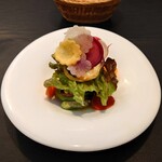 ベルエキップ - ○瑞浪野菜のエミュレーション
      地元の美濃焼の器に瑞浪市産の野菜
      焼いたもの煮たもの蒸したものでフレッシュな野菜です
      焦がしバターとチーズとお野菜のソースとなります
      きな粉のパンと合わせてます