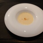 ベルエキップ - ○淡い玉蜀黍のクリームスープ
      これもこのお店のスペシャリテ。
      塩をほとんど使われていないけれど
      トウモロコシの旨味がシッカリと味わえる。