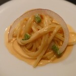 ベルエキップ - 円やかクリーミーなソース。
      卵黄とかオマールの味噌も入ってるっぽい複雑な味わい