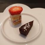 ベルエキップ - ○小菓子
      チョコレートのテリーヌとショートケーキ
      チョコレート