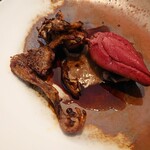 ベルエキップ - 鳩の肉のアロマと味わい。
      
      それが噛み締めると口の中に広がり、
      赤ワイン（ノンアルコールだけど笑）との相性も抜群❕
