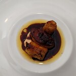 ベルエキップ - 放し飼いのフォアグラですので
      黄金の油が美味しさの証拠となります
      それを上から掛けます
      
      今現在鳥インフルエンザが発生してますので
      一番良い状態のフォアグラを冷凍保存してた品との事。
      との説明