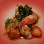 ベルエキップ - これにオマールのバターを掛けて完成です。
      合わせたのはアミエビのパン
      との説明。
      
      オマールブルトンはナイフで切らずに
      ガブっと食べて下さいとの注意事項。